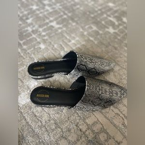 Arider girl black and white flats